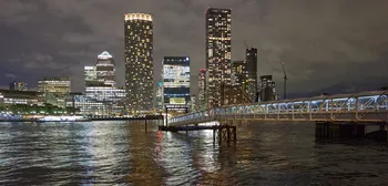 Canary Wharf night pier 2.jpg